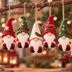 Virkad jultomte-ornamentmönster PDF, Amigurumi jultomte-ornamentset, väggbonad juldekoration, rustik juldekoration i skogen