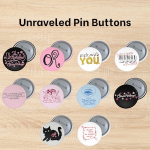 Op de afbeelding: Een verzameling van tien ronde speldbuttons met diverse ontwerpen, waaronder teksten zoals Unraveled, OR, melt with YOU, You're a Spark in the Dark, Feminine Intuition en Olivia Rodrigo, naast illustraties van cherubijnen, een oog en een zwarte kat.