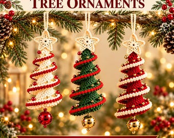 Könnte beinhalten: Drei gehäkelte Weihnachtsbaumschmuckstücke im Spiraldesign mit kleinen goldenen und roten Perlen. Jedes Ornament ist mit einem cremefarbenen gehäkelten Stern versehen und hängt an einer Schlaufe. Die Bäume sind weiß, grün und rot mit einer Glocke.