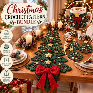 Op de afbeelding: Een kerst haakpatroonbundel met een groene kerstboomvormige tafelloper met een grote rode strik, een mokwarmer en kerstboomvormige onderzetters. Bevat gedetailleerde patronen, stap-voor-stap foto's en een PDF-downloadoptie.
