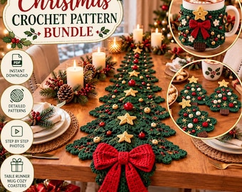 Könnte beinhalten: Ein Häkelmuster-Set für Weihnachten mit einem grünen tannenbaumförmigen Tischläufer mit großer roter Schleife, einem Tassenwärmer und tannenbaumförmigen Untersetzern. Enthält detaillierte Anleitungen, Schritt-für-Schritt-Fotos und PDF-Download.