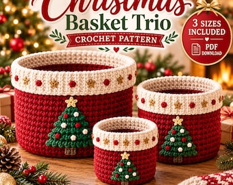 Könnte beinhalten: Eine Häkelanleitung für ein Weihnachts-Körbchen-Trio mit drei runden Körben in verschiedenen Größen. Jeder Korb ist tiefrot mit einem cremefarbenen Rand, der mit kleinen goldenen Sternen und roten Punkten verziert ist. Ein grüner Weihnachtsbaum ist mittig platziert.