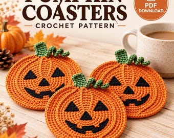 Könnte beinhalten: Drei runde, orangefarbene Häkeluntersetzer in Form von Kürbissen mit aufgestickten schwarzen Augen, Nasen und Mündern sowie grünen Stielen. Der Text PUMPKIN COASTERS CROCHET PATTERN und PDF DOWNLOAD ist oben im Bild zu sehen.