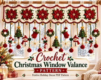 Könnte beinhalten: Ein gehäkelter Fenstervorhang mit roten Weihnachtsstern-Motiven auf cremefarbenem Grund, verziert mit hängenden Ornamenten wie kleinen Tannenbäumen, Schneemännern, Strümpfen, Zuckerstangen und Kränzen. Text: Crochet Christmas Window Valance PATTERN.