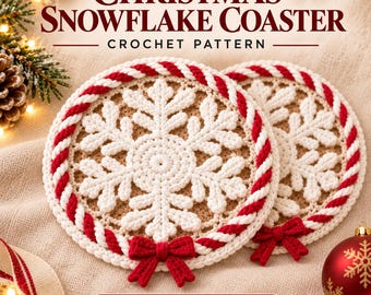 Könnte beinhalten: Zwei runde Häkeluntersetzer mit weißem Schneeflockenmuster auf beigem Grund, umrandet von einer rot-weißen gedrehten Kordel mit einer kleinen roten Schleife. Der Text lautet CHRISTMAS SNOWFLAKE COASTER CROCHET PATTERN PDF DIGITAL DOWNLOAD.