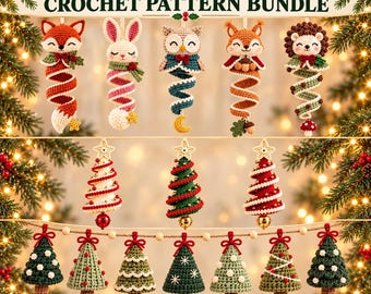 Könnte beinhalten: Ein digitales Häkelmuster-Set mit dem Titel 15 Christmas Ornaments Crochet Pattern Bundle. Das Bild zeigt fünfzehn gehäkelte Ornamente, darunter fünf Tierfiguren mit Spiralschwänzen und zehn verschiedene Weihnachtsbaum-Designs.