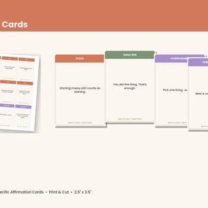 Op de afbeelding: Een set van 48 ADHD-specifieke affirmatiekaarten van 6,35 bij 8,89 cm. De kaarten hebben gekleurde koppen in oranje, groen en paars met tekst zoals 'Stuck', 'Small Win', 'Overwhelmed' en 'Low Energy Day' met gedrukte affirmaties.