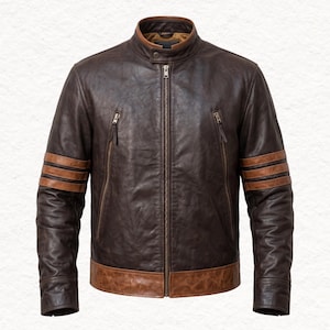 Puede incluir: Una chaqueta de cuero marrón oscuro con cuello alzado y botón a presión, cremallera central de metal y dos bolsillos en el pecho con cremallera. Las mangas están decoradas con tres rayas horizontales de cuero marrón claro.