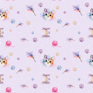 Op de afbeelding: Een herhalend patroon op een lichtpaarse achtergrond met aquarelillustraties van lapjeskatgezichten, roze garenbollen, verenstokjes, krabpalen en verspreide pootafdrukken in tinten blauw, paars en bruin.