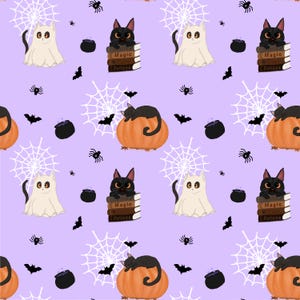 Op de afbeelding: Een herhalend patroon op een lichtpaarse achtergrond met witte spinnenwebben, zwarte spinnen, zwarte vleermuizen, zwarte ketels, oranje pompoenen en zwarte katten. Sommige katten dragen witte spooklakens of zitten op boeken met Magic Potions.