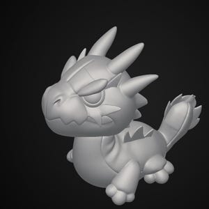 Puede incluir: Una figura monocromática gris de un pequeño dragón con cabeza redondeada, ojos grandes y cuernos prominentes. La criatura presenta un hocico texturizado, una cola corta con una punta en forma de aleta y extremidades pequeñas y lisas.