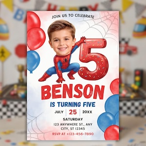 Könnte beinhalten: Eine Geburtstagseinladungskarte mit einem Kinderfoto auf einem Superheldenkörper, einer großen roten Fünf mit Streuseln, roten und blauen Luftballons und Spinnennetzen. Text: JOIN US TO CELEBRATE, BENSON IS TURNING FIVE, JULY 25 20XX, SATURDAY, 123 ANYWHERE ST., ANY CITY, ST 12345, RSVP AT +123-456-7890.