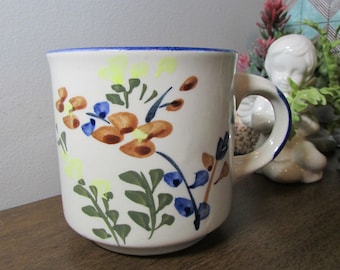 Mug, jolies fleurs peintes à la main - bordure bleue et touche de jaune - grande tasse à café en grès - indispensable de la cuisine - décoration maison de ferme