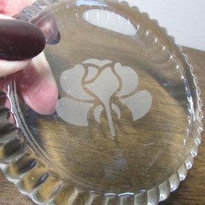 Joli presse-papier Rose gravée dans du verre transparent Rond avec bord ondulé Décoration de bureau Décoration d'intérieur image 2