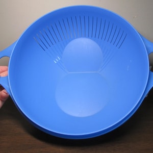 Tupperware Multi Use Bowl Strainer Colander 16C / 3.75L - 2 Handles Kitchen Must Have Drain Pasta Wash Salad Greens Berries Farm Home Decor