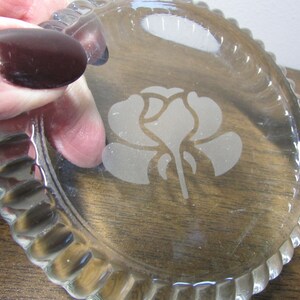 Joli presse-papier Rose gravée dans du verre transparent Rond avec bord ondulé Décoration de bureau Décoration d'intérieur image 7