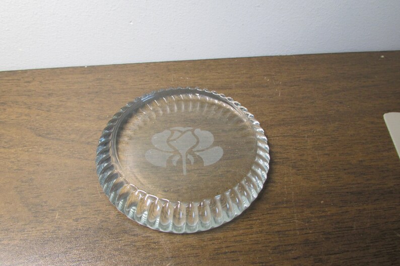 Joli presse-papier Rose gravée dans du verre transparent Rond avec bord ondulé Décoration de bureau Décoration d'intérieur image 6