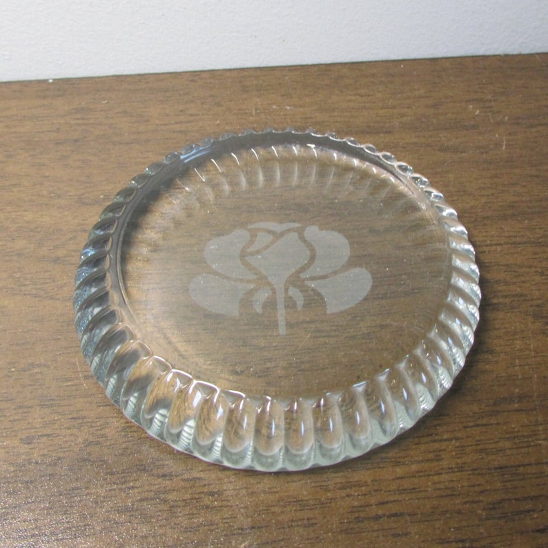Joli presse-papier Rose gravée dans du verre transparent Rond avec bord ondulé Décoration de bureau Décoration d'intérieur image 1