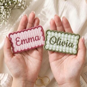 カスタムストライプ刺繍ネームパッチ、パーソナライズアイロンパッチ、子供用パーソナライズネームパッチ、カスタム衣料ラベル