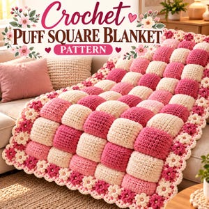 Può includere: Una coperta all'uncinetto a quadrati a sbuffo con un motivo a scacchiera di quadrati color crema e rosa. La coperta è bordata da una fila di piccoli fiori all'uncinetto con petali rosa e centri color crema. Il testo recita: Crochet Puff Square Blanket Pattern.