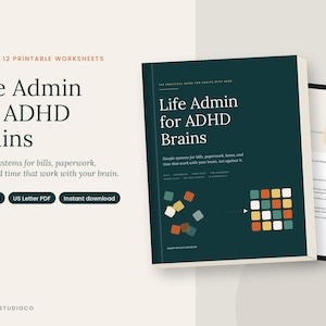 Pode incluir: Um produto digital intitulado Life Admin for ADHD Brains, com uma capa de e-book verde-escura com uma grade de quadrados coloridos e um tablet exibindo a página 03. O texto inclui EBOOK + 12 PRINTABLE WORKSHEETS e 48 pages.