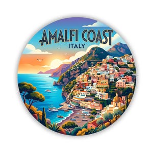 Peut inclure: Un autocollant circulaire présentant une illustration colorée de la côte amalfitaine en Italie. La scène montre une ville à flanc de colline avec des bâtiments multicolores surplombant une mer bleue au coucher du soleil, avec des bateaux.