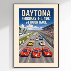 Peut inclure: Une affiche encadrée représentant la course des 24 heures de Daytona de 1967. L'illustration montre un peloton de voitures de course anciennes sur une piste, avec trois voitures rouges numérotées 24, 23 et 26 au premier plan. Texte : DAYTONA FEBRUARY 4-5, 1967 24 HOUR RACE.