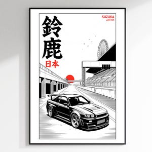 Peut inclure: Une affiche en noir et blanc représentant une voiture de sport sur un circuit avec un soleil rouge en arrière-plan. Le texte indique Suzuka Japan et inclut des caractères japonais. La scène montre une tribune et une grande roue.
