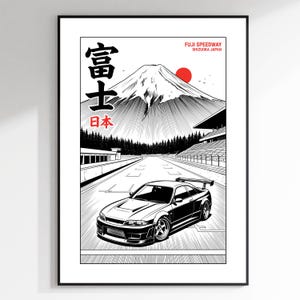 Peut inclure: Une impression d'art en noir et blanc représentant une voiture de sport sur un circuit avec le mont Fuji en arrière-plan. Le texte indique Fuji Speedway Shizuoka Japan avec des caractères japonais. Un cercle solaire rouge est visible.