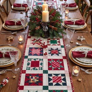 Könnte beinhalten: Ein rechteckiger Patchwork-Tischläufer mit einem sich wiederholenden Sternmuster in Rot-, Grün- und Cremetönen. Der Läufer liegt mittig auf einem hölzernen Esstisch, der mit weißen Tellern, roten Servietten, Kristallgläsern und Kerzen dekoriert ist.
