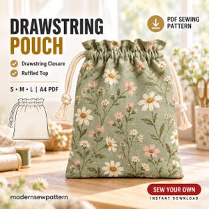 Puede incluir: Una bolsa con cordón, borde superior con volantes y estampado floral de margaritas blancas y flores rosas sobre fondo verde salvia. La bolsa tiene cordones de color crema. El texto incluye DRAWSTRING POUCH, PDF SEWING PATTERN, S M L, A4 PDF y SEW YOUR OWN.