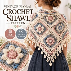 Könnte beinhalten: Ein Häkeltuch mit einem Muster aus quadratischen Motiven mit erhabenen Blumenmitten in Creme, Altrosa und gedämpftem Blau. Der Text lautet VINTAGE FLORAL CROCHET SHAWL PATTERN, PDF PATTERN und PHOTO TUTORIAL. Das Tuch hat einen spitzen Saum mit kleinen hängenden Akzenten.