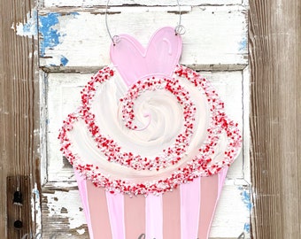 Cupcake Door Hanger Valentine’s Day light pink, red pink heart
