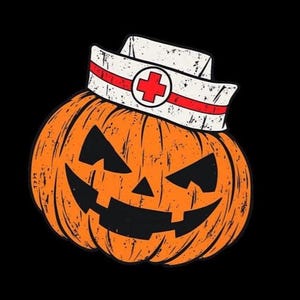 Può includere: Un'illustrazione grafica di una zucca arancione con una texture usurata, caratterizzata da un volto intagliato con occhi triangolari e una bocca frastagliata. La zucca indossa una cuffia da infermiere bianca con una croce rossa sul davanti.