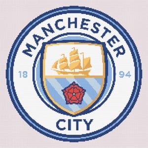 Puede incluir: Un patrón de punto de cruz circular que muestra el logotipo del club de fútbol Manchester City. El diseño incluye un escudo central con un barco dorado y una rosa roja, rodeado por el texto MANCHESTER CITY y los números 18 y 94 en azul.