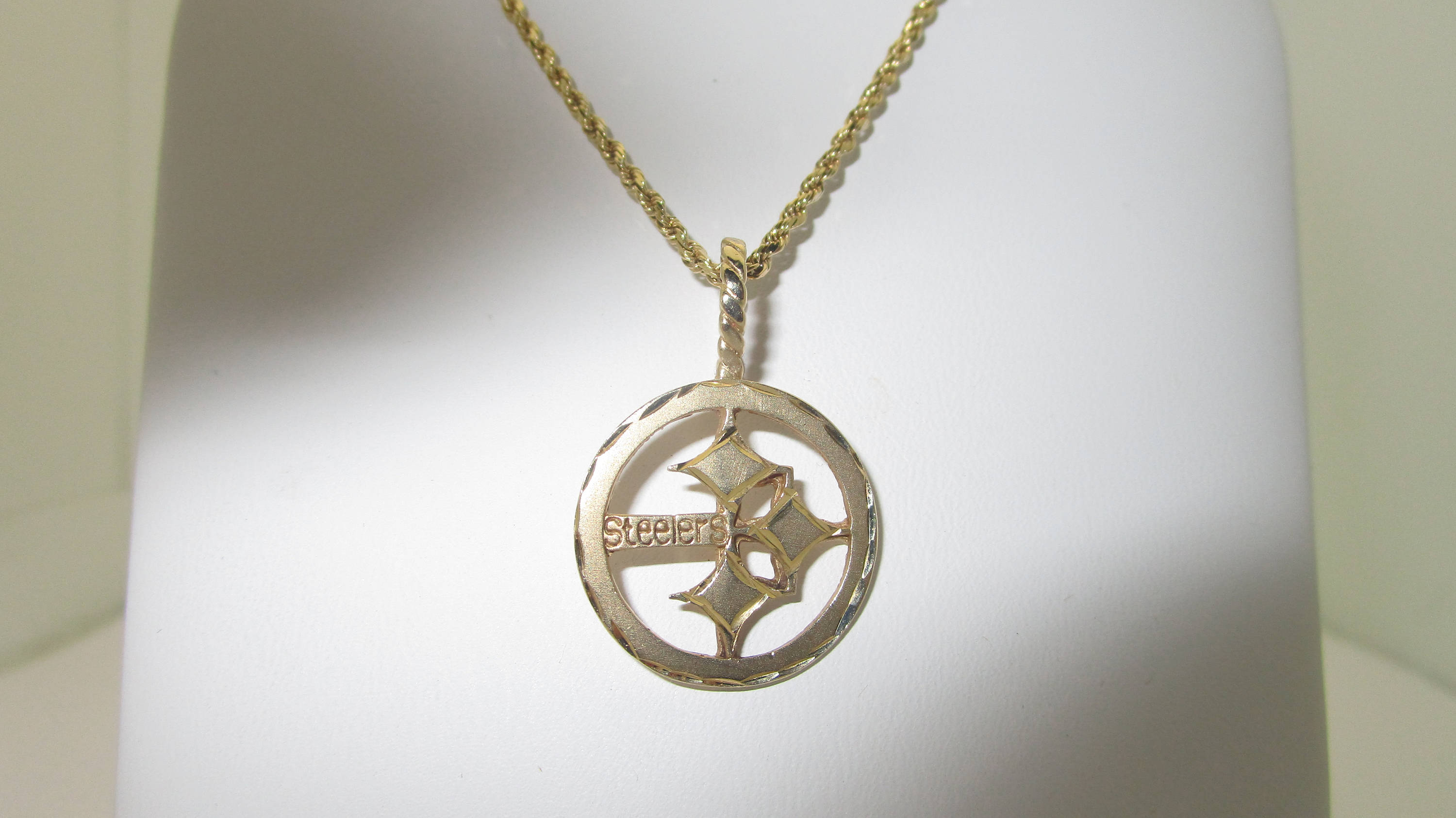 Official Nfl 14k Solid Gold Pittsburgh Steelers Football Emblem Pendant 22 Chain Necklace N295