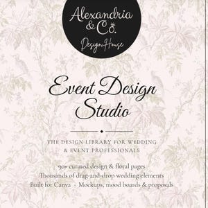 Op de afbeelding: Een digitaal ontwerpbestand getiteld Alexandria & Co. Design House Event Design Studio. De achtergrond heeft een lichtroze en grijs botanisch toile-patroon. De tekst bevat: The design library for wedding & event professionals, 90+ curated design & floral pages, thousands of drag-and-drop wedding elements, built for Canva, mockups, mood boards & proposals.