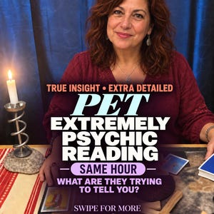 Può includere: Una persona con capelli ramati e un top bordeaux siede dietro un tavolo con una candela accesa in un supporto di metallo, carte dei tarocchi e bastoncini di legno. Il testo recita: TRUE INSIGHT • EXTRA DETAILED PET EXTREMELY PSYCHIC READING SAME HOUR