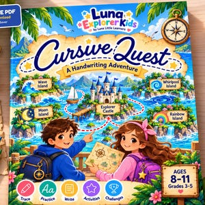 Könnte beinhalten: Ein farbenfrohes Lernarbeitsheft mit dem Titel Cursive Quest: A Handwriting Adventure von Luna Explorer Kids. Das Cover zeigt eine tropische Inselkarte mit einem Schloss, zwei Kindern mit Rucksäcken, einem Kompass und Symbolen für Nachspuren, Üben, Schreiben, Aktivitäten und Herausforderungen.