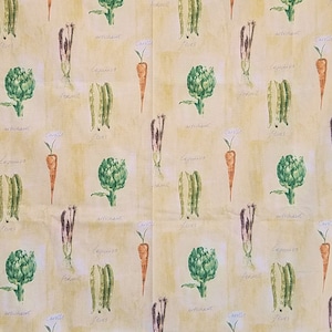Puede incluir: Una tela beige con un patrón repetido de varias verduras, incluyendo alcachofas, zanahorias, guisantes y hinojo. Las verduras están dibujadas en estilo acuarela y están etiquetadas en francés.