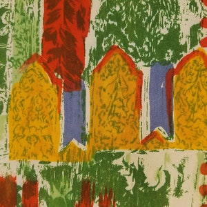 Pu&ograve; includere: Un tessuto astratto colorato con un motivo ripetitivo di giallo, rosso, verde e blu. Il motivo presenta una serie di archi con un disegno floreale.