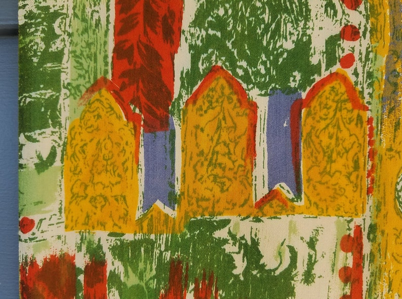 Pu&ograve; includere: Un tessuto astratto colorato con un motivo ripetitivo di giallo, rosso, verde e blu. Il motivo presenta una serie di archi con un disegno floreale.