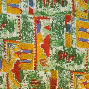 Pu&ograve; includere: Un tessuto colorato con un motivo ripetitivo di forme geometriche e disegni floreali stilizzati. Il tessuto presenta una miscela di colori rosso, giallo, blu e verde.