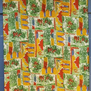 Pu&ograve; includere: Un tessuto a fantasia geometrica verde, giallo, rosso e blu. Il tessuto ha un aspetto e una sensazione vintage.