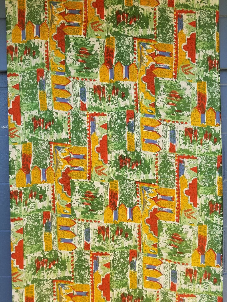 Pu&ograve; includere: Un tessuto a fantasia geometrica verde, giallo, rosso e blu. Il tessuto ha un aspetto e una sensazione vintage.