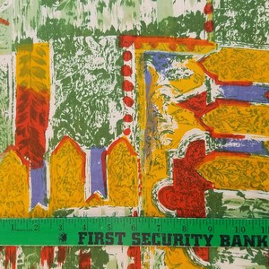Pu&ograve; includere: Un motivo astratto colorato con uno schema di colori verde, giallo, rosso e blu. Il motivo ricorda una citt&agrave; stilizzata o un design geometrico. L'immagine include un righello con il testo "FIRST SECURITY BANK" e "Member F.D.I.C."