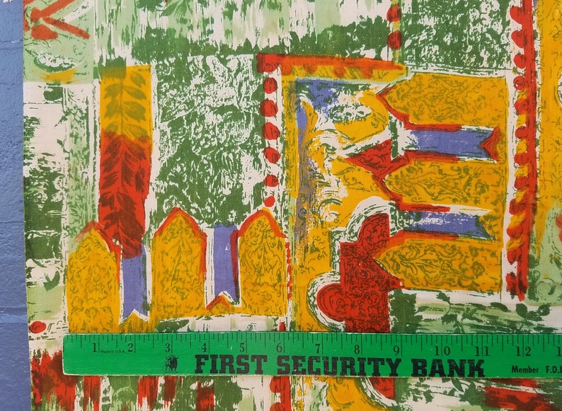 Pu&ograve; includere: Un motivo astratto colorato con uno schema di colori verde, giallo, rosso e blu. Il motivo ricorda una citt&agrave; stilizzata o un design geometrico. L'immagine include un righello con il testo "FIRST SECURITY BANK" e "Member F.D.I.C."