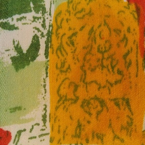 Pu&ograve; includere: Primo piano di un tessuto con un motivo astratto colorato. Il tessuto presenta una grande sezione gialla con scarabocchi verdi, una sezione verde con forme bianche e una sezione rossa e blu.