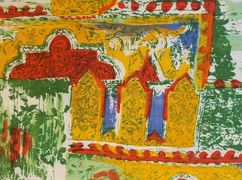 Pu&ograve; includere: Un motivo astratto colorato con tonalit&agrave; di verde, giallo, rosso e blu. Il motivo presenta un disegno ripetitivo di archi e motivi floreali.