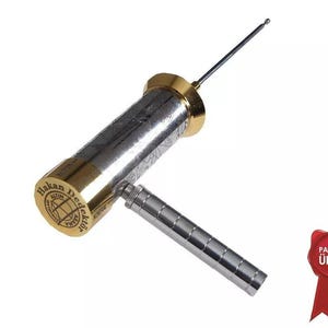 Pode incluir: Um detector de metais com corpo cilíndrico, tampa dourada, seção central prateada texturizada e uma antena longa e fina. A tampa exibe o texto Hakan Dedektör. Um selo vermelho com o texto PATENTLİ ÜRÜN está incluído na imagem.